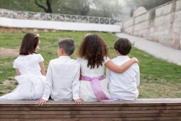 Varios niños vestidos de comunión