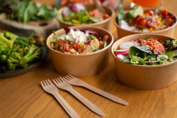 Recipientes con ensaladas para llevar al trabajo