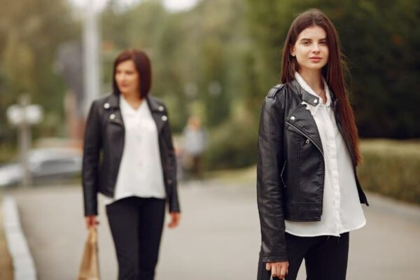 Dos mujeres con chaquetas de entretiempo