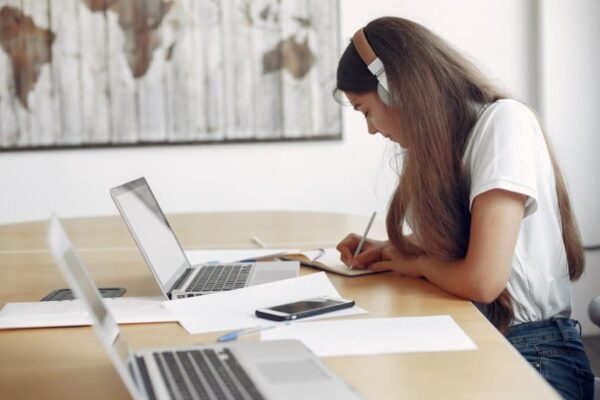 Una joven con port&aacute;tiles para estudiar