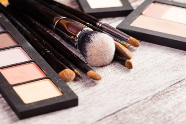Maquillaje de oto&ntilde;o y brochas