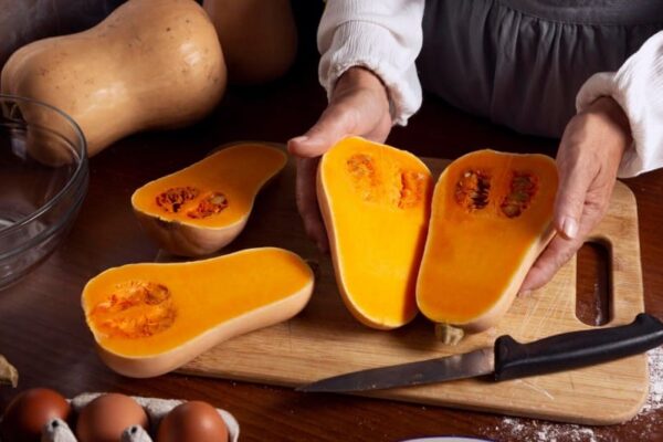 Una persona preparando recetas con calabaza f&aacute;ciles